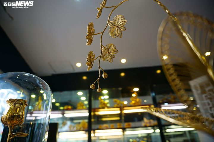 Độc đáo lan hồ điệp mạ vàng, quà tặng 8/3 chỉ dành cho đại gia - 5