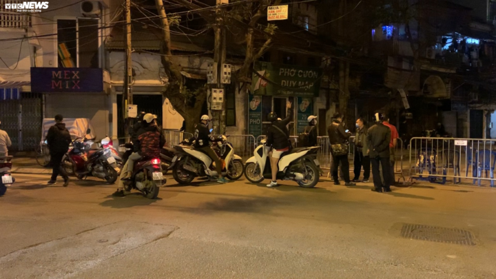 Cận cảnh khu vực có người nhiễm Covid-19 ở Hà Nội - 2