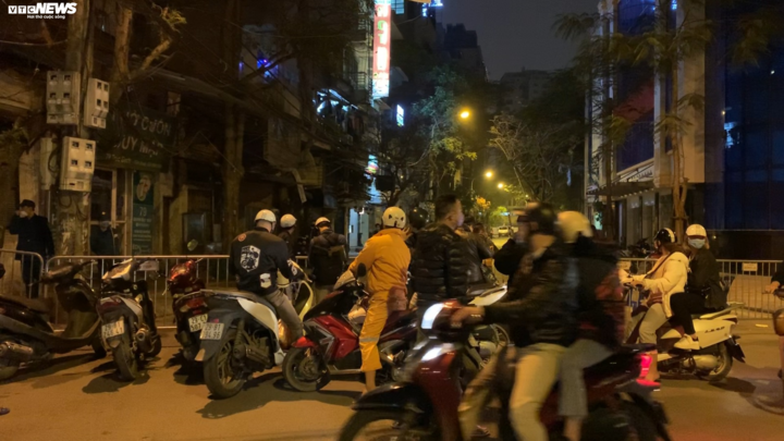 Cận cảnh khu vực có người nhiễm Covid-19 ở Hà Nội - 5