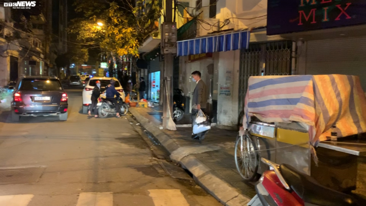 Cận cảnh khu vực có người nhiễm Covid-19 ở Hà Nội - 3