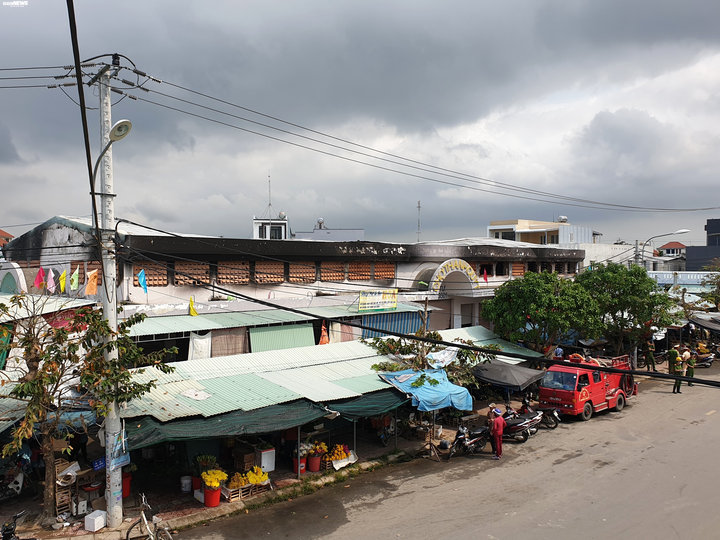 96 ki ốt ở Quảng Nam bị thiêu rụi: Xây chợ tạm cho tiểu thương - 2