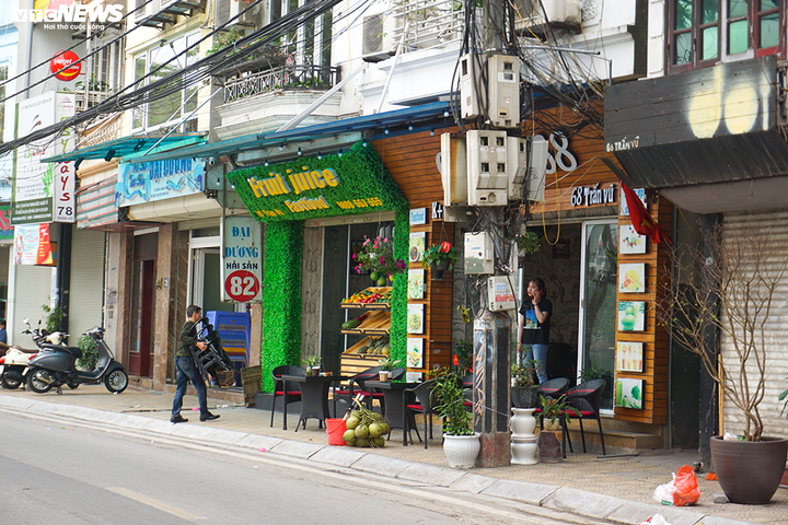 Ảnh: Hàng quán xung quanh phố Trúc Bạch 'cửa đóng then cài' - 7
