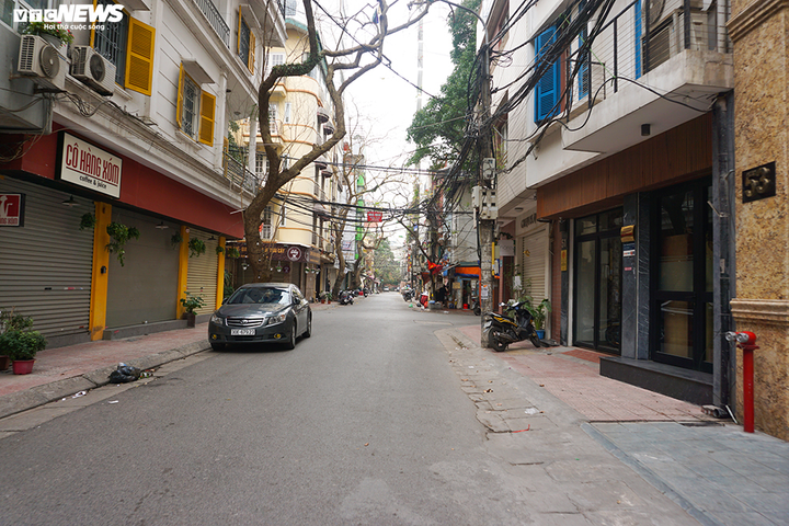 Ảnh: Hàng quán xung quanh phố Trúc Bạch 'cửa đóng then cài' - 5