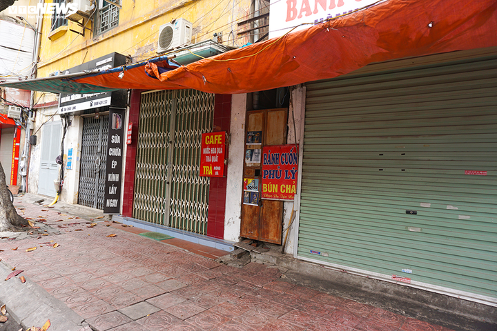 Ảnh: Hàng quán xung quanh phố Trúc Bạch 'cửa đóng then cài' - 3