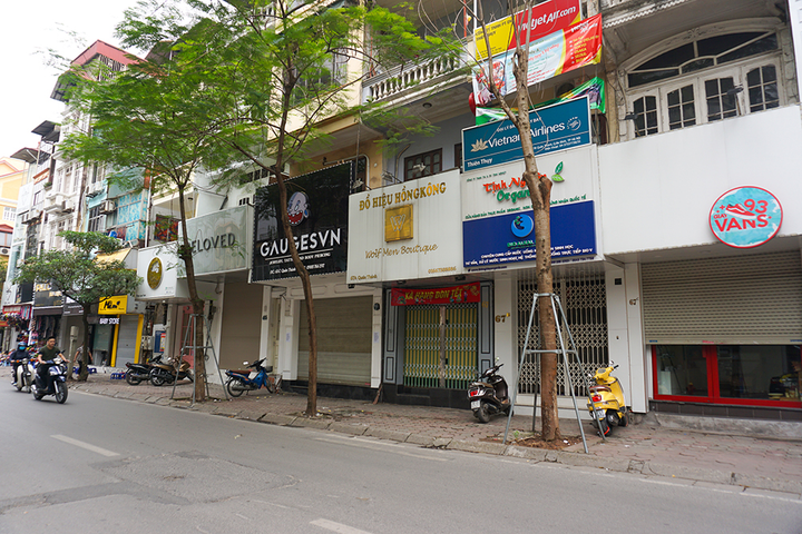 Ảnh: Hàng quán xung quanh phố Trúc Bạch 'cửa đóng then cài' - 8