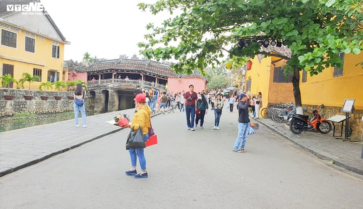 33 du khách đi cùng chuyến bay với cô gái nhiễm Covid-19: Quảng Nam họp ‘nóng’ - 2