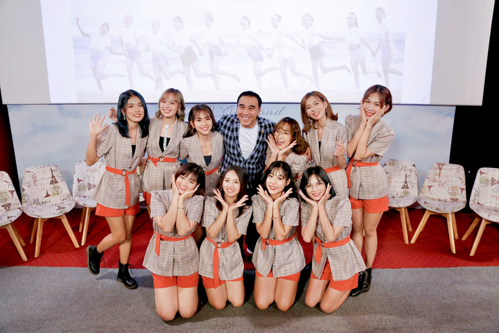 Quyền Linh bất ngờ khi 10 cô con gái nuôi đến thăm, tiếp sức bằng đồ ăn - 2