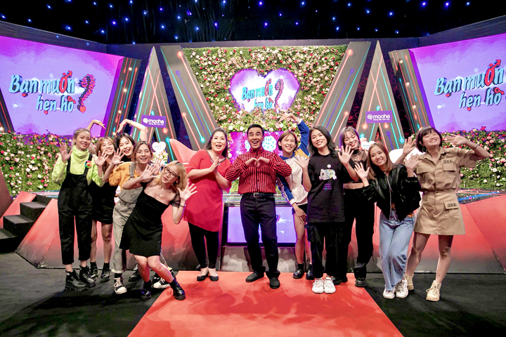 Quyền Linh bất ngờ khi 10 cô con gái nuôi đến thăm, tiếp sức bằng đồ ăn - 1