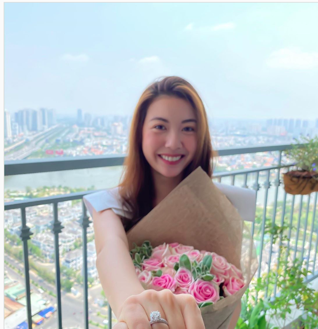 Á hậu Thúy Vân khoe nhẫn kim cương lớn ở ngón áp út - 1