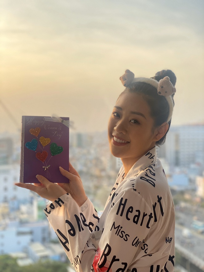 Hòa Minzy và các sao nữ khoe quà ngày 8/3 - 4