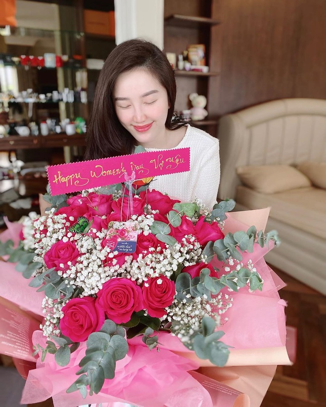 Hòa Minzy và các sao nữ khoe quà ngày 8/3 - 2