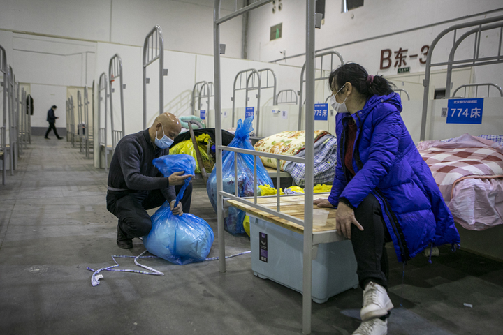 Bệnh nhân Trung Quốc khỏi Covid-19, rơi nước mắt cảm tạ bác sỹ - 4