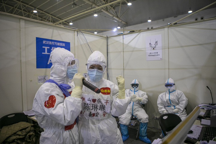 Bệnh nhân Trung Quốc khỏi Covid-19, rơi nước mắt cảm tạ bác sỹ - 5