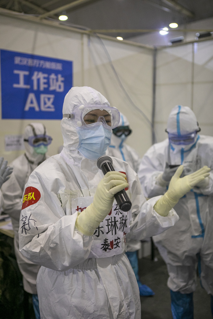 Bệnh nhân Trung Quốc khỏi Covid-19, rơi nước mắt cảm tạ bác sỹ - 9