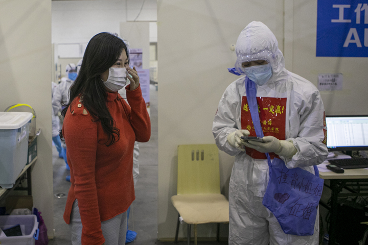 Bệnh nhân Trung Quốc khỏi Covid-19, rơi nước mắt cảm tạ bác sỹ - 6