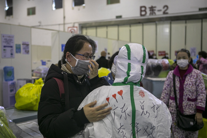 Bệnh nhân Trung Quốc khỏi Covid-19, rơi nước mắt cảm tạ bác sỹ - 10