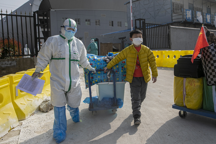 Bệnh nhân Trung Quốc khỏi Covid-19, rơi nước mắt cảm tạ bác sỹ - 3