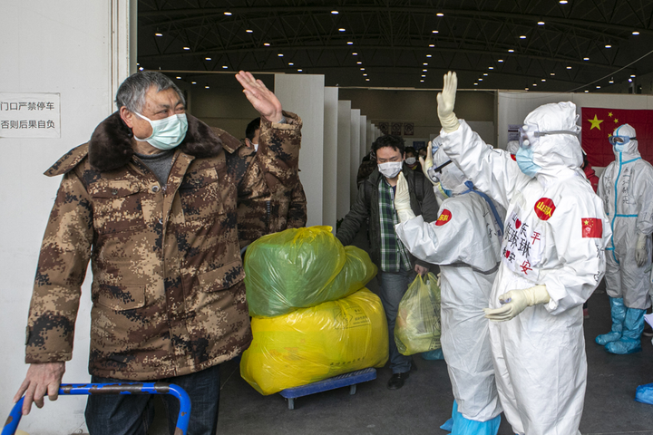 Bệnh nhân Trung Quốc khỏi Covid-19, rơi nước mắt cảm tạ bác sỹ - 11