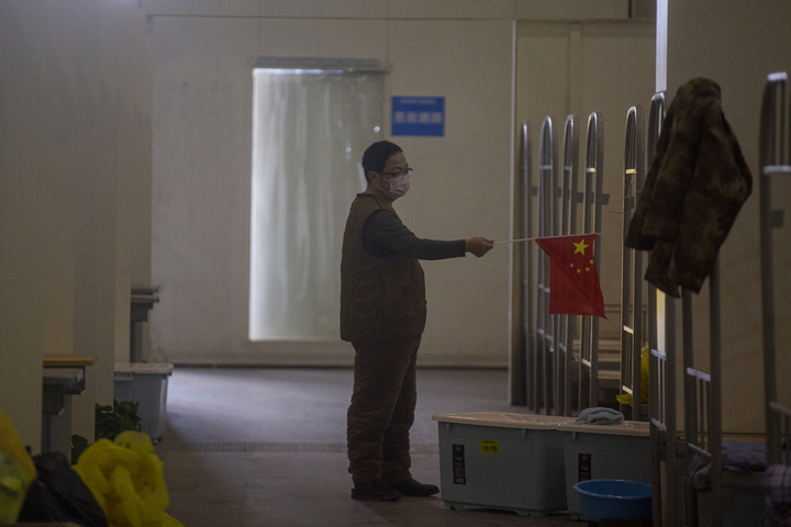 Bệnh nhân Trung Quốc khỏi Covid-19, rơi nước mắt cảm tạ bác sỹ - 8