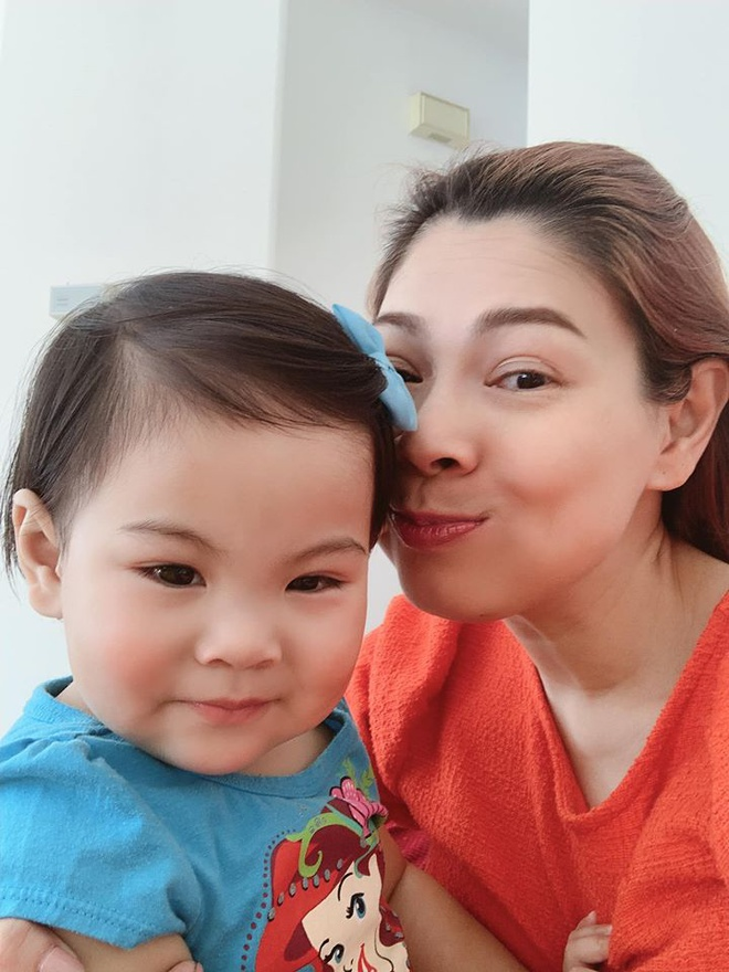 Hòa Minzy và các sao nữ khoe quà ngày 8/3 - 5