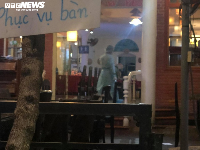 Ảnh: Phun khử trùng khách sạn, khu phố nơi bệnh nhân Covid-19 thứ 30 từng lưu trú - 10