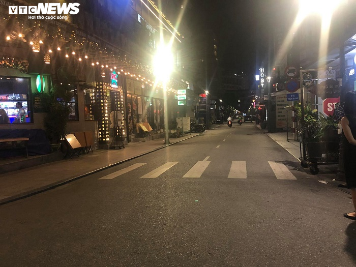 Ảnh: Phun khử trùng khách sạn, khu phố nơi bệnh nhân Covid-19 thứ 30 từng lưu trú - 2