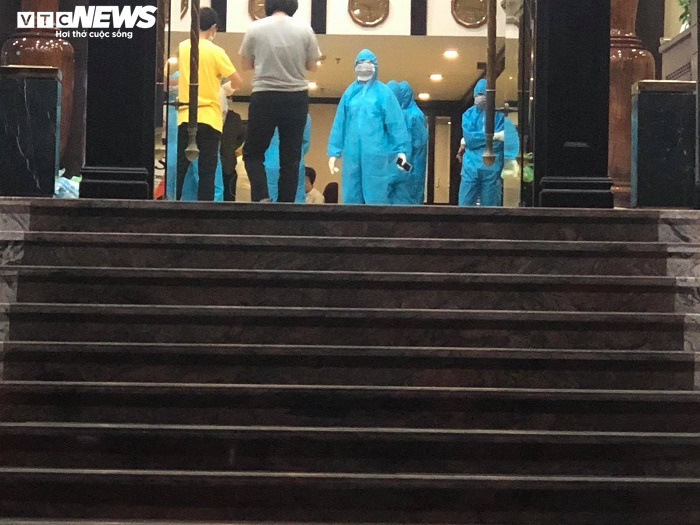Ảnh: Phun khử trùng khách sạn, khu phố nơi bệnh nhân Covid-19 thứ 30 từng lưu trú - 4