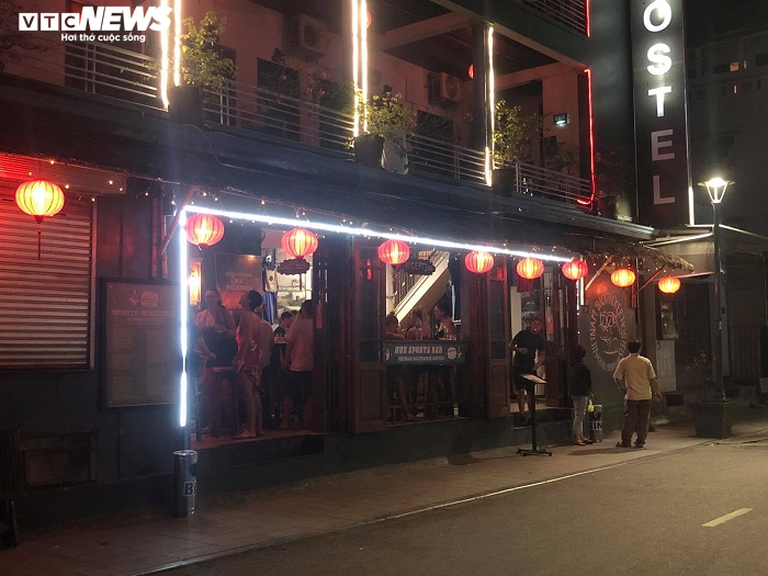 Ảnh: Phun khử trùng khách sạn, khu phố nơi bệnh nhân Covid-19 thứ 30 từng lưu trú - 5