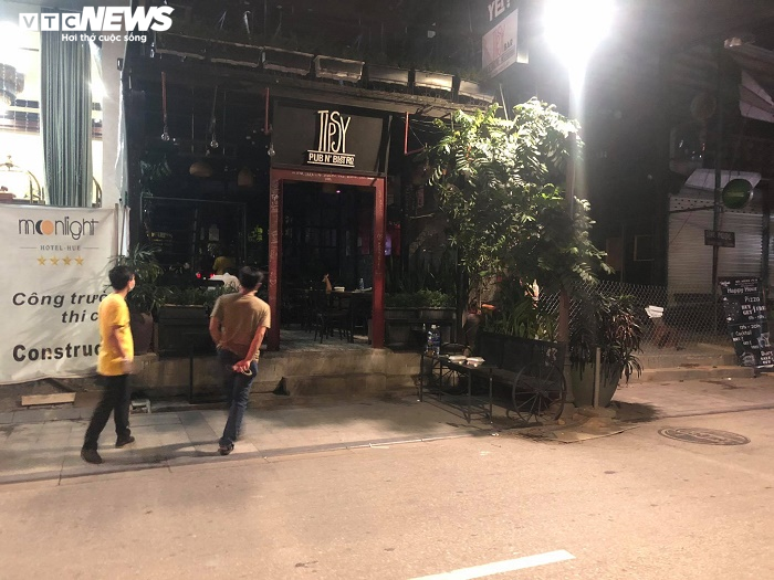 Ảnh: Phun khử trùng khách sạn, khu phố nơi bệnh nhân Covid-19 thứ 30 từng lưu trú - 6