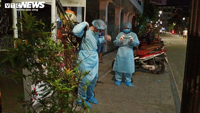 Ảnh: Phun khử trùng khách sạn, khu phố nơi bệnh nhân Covid-19 thứ 30 từng lưu trú - 8