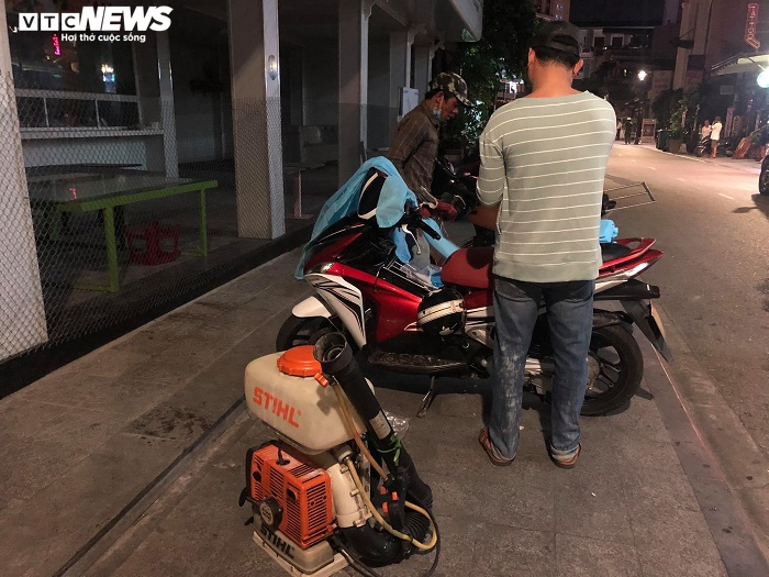 Ảnh: Phun khử trùng khách sạn, khu phố nơi bệnh nhân Covid-19 thứ 30 từng lưu trú - 7