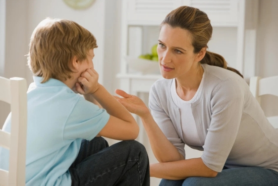 Cha mẹ nên làm gì để trẻ yên tâm trước dịch Covid-19? - 1