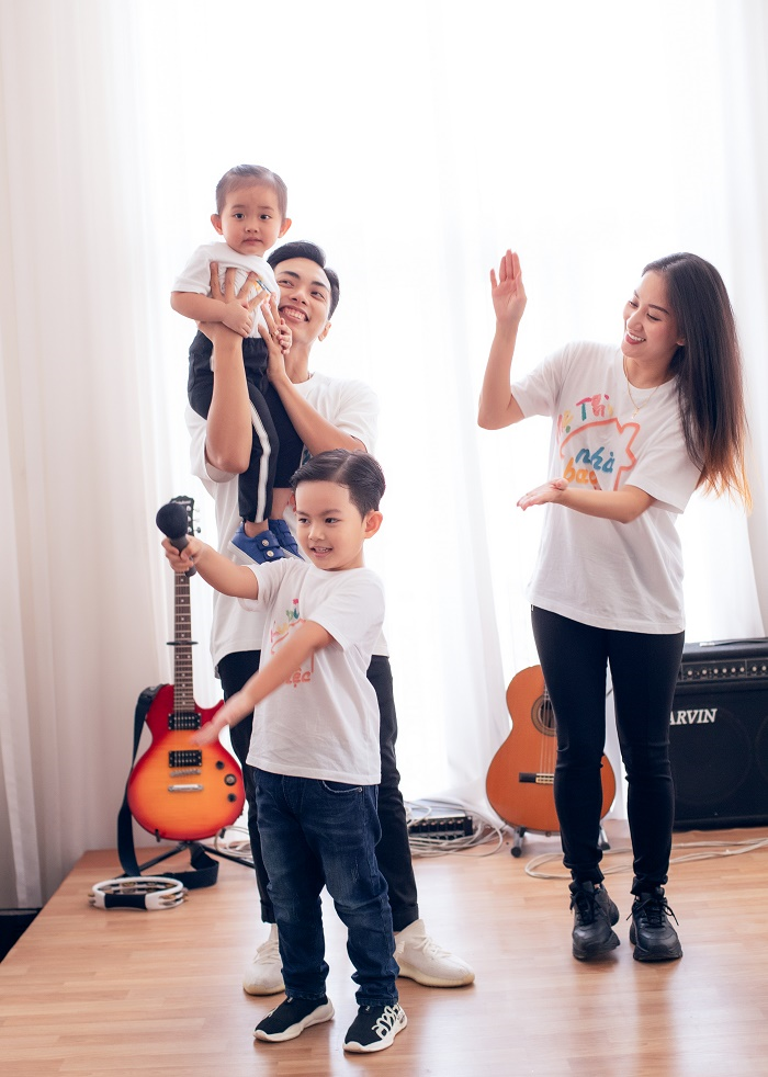 Khoảnh khắc ấm áp của gia đình Khánh Thi - Phan Hiển trong ngày 8/3 - 5