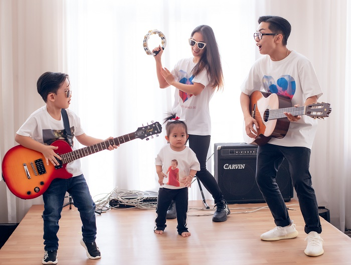 Khoảnh khắc ấm áp của gia đình Khánh Thi - Phan Hiển trong ngày 8/3 - 1