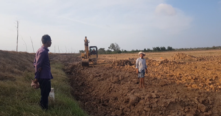 Ảnh: Dân cào bán đất phù sa trên mặt ruộng giữa hạn mặn khốc liệt - 7