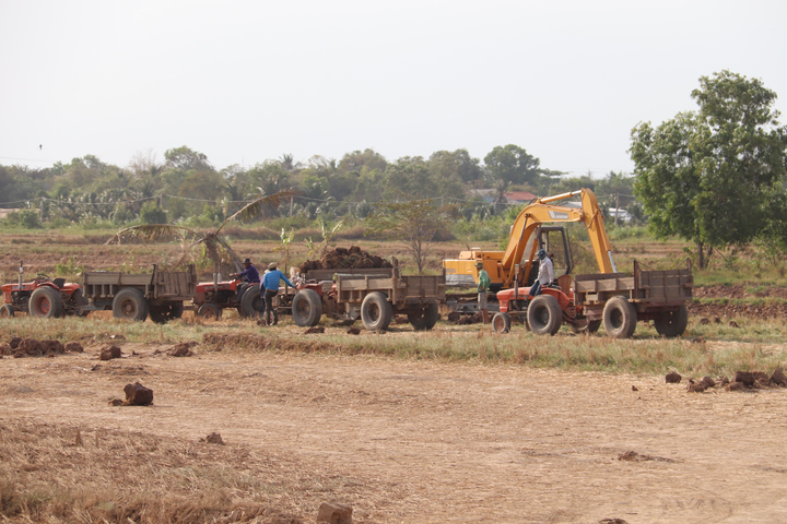 Ảnh: Dân cào bán đất phù sa trên mặt ruộng giữa hạn mặn khốc liệt - 2