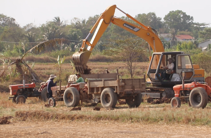 Ảnh: Dân cào bán đất phù sa trên mặt ruộng giữa hạn mặn khốc liệt - 5