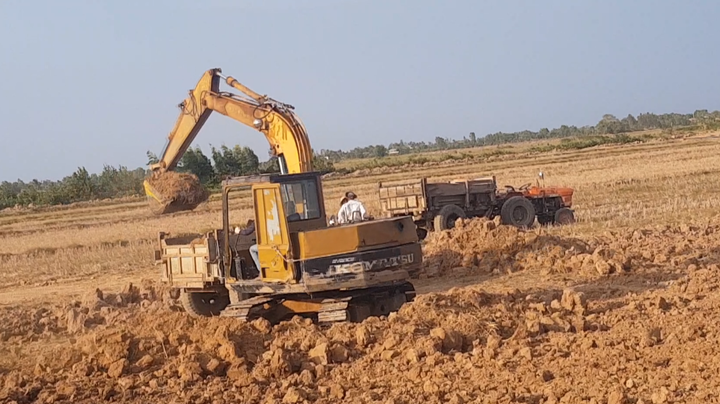 Ảnh: Dân cào bán đất phù sa trên mặt ruộng giữa hạn mặn khốc liệt - 6