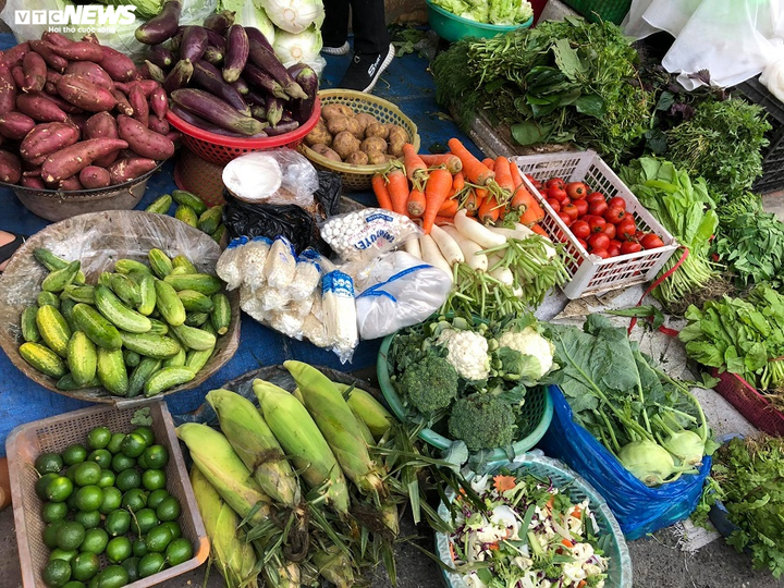 Siêu thị, chợ dân sinh Hà Nội đầy ắp hàng hóa - 10