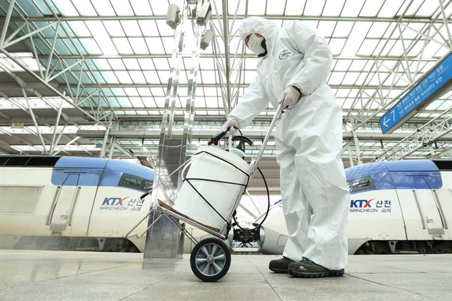 Hàng loạt hãng hàng không sa thải, giảm lương nhân viên vì Covid-19 - 4