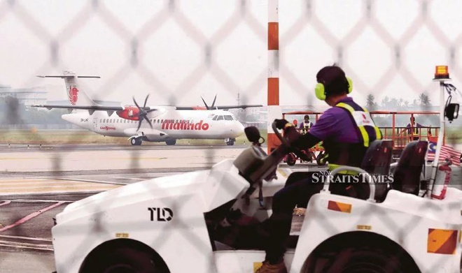 Hàng loạt hãng hàng không sa thải, giảm lương nhân viên vì Covid-19 - 6