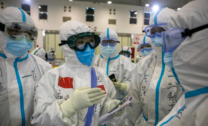 Bệnh nhân Trung Quốc khỏi Covid-19, rơi nước mắt cảm tạ bác sỹ - 7