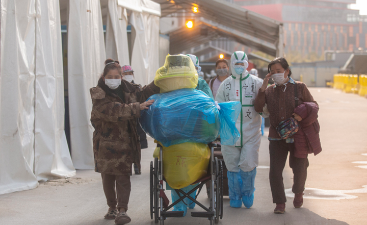 Bệnh nhân Trung Quốc khỏi Covid-19, rơi nước mắt cảm tạ bác sỹ - 12