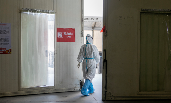 Bệnh nhân Trung Quốc khỏi Covid-19, rơi nước mắt cảm tạ bác sỹ - 13