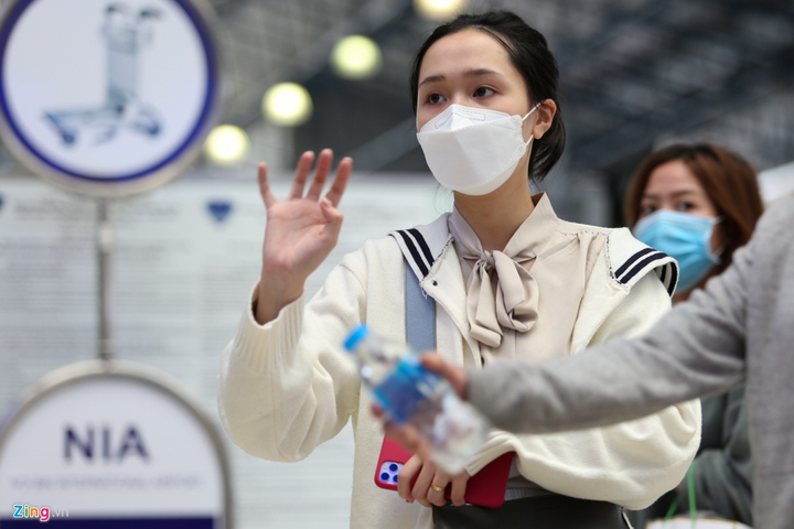 Vợ mới cưới tiễn Duy Mạnh sang Singapore phẫu thuật - 10