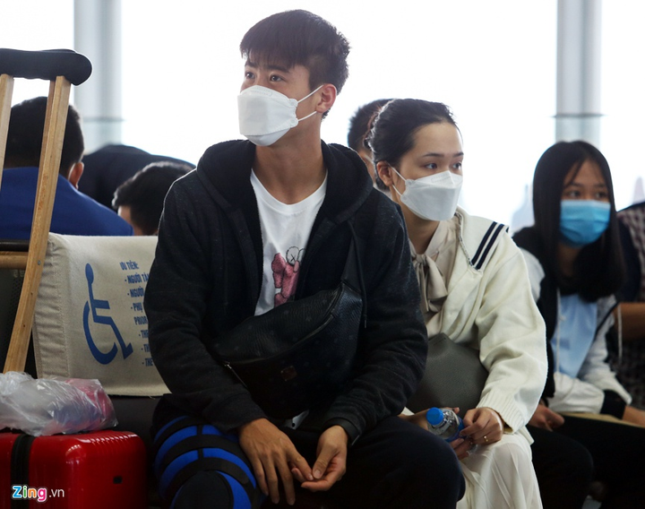 Vợ mới cưới tiễn Duy Mạnh sang Singapore phẫu thuật - 3