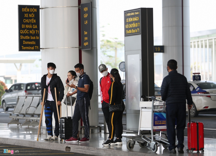 Vợ mới cưới tiễn Duy Mạnh sang Singapore phẫu thuật - 5