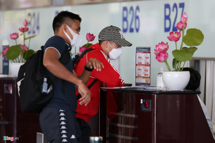 Vợ mới cưới tiễn Duy Mạnh sang Singapore phẫu thuật - 6