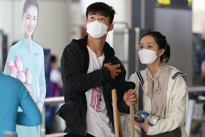 Vợ mới cưới tiễn Duy Mạnh sang Singapore phẫu thuật - 7