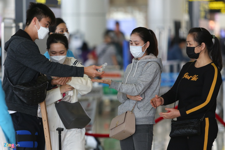 Vợ mới cưới tiễn Duy Mạnh sang Singapore phẫu thuật - 8